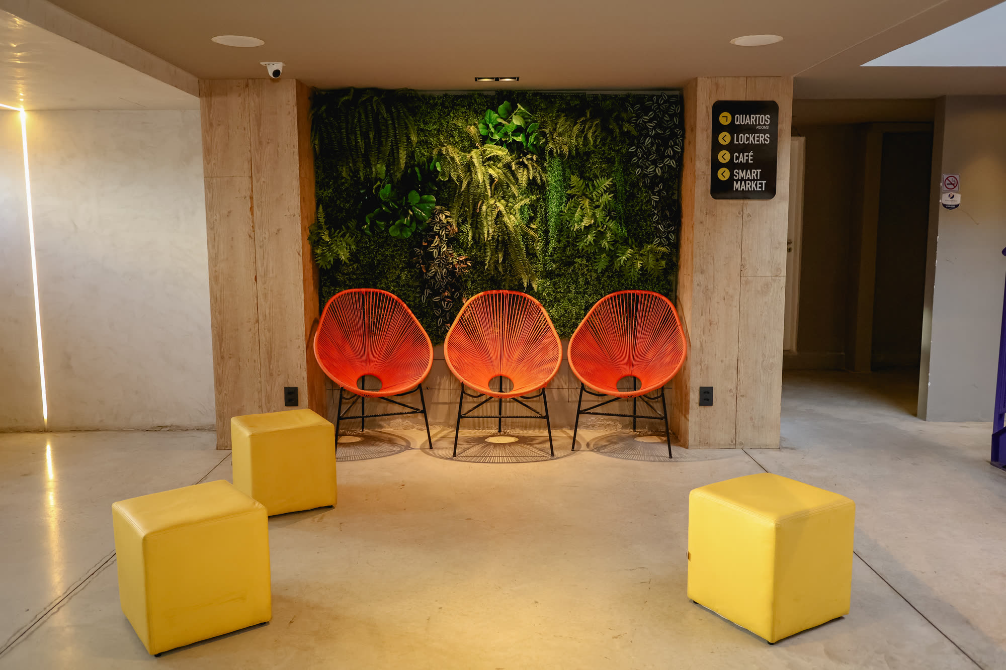 Lobby do Sun Smart Hotel — sinalização Quartos · Lockers · Café · Smart Market