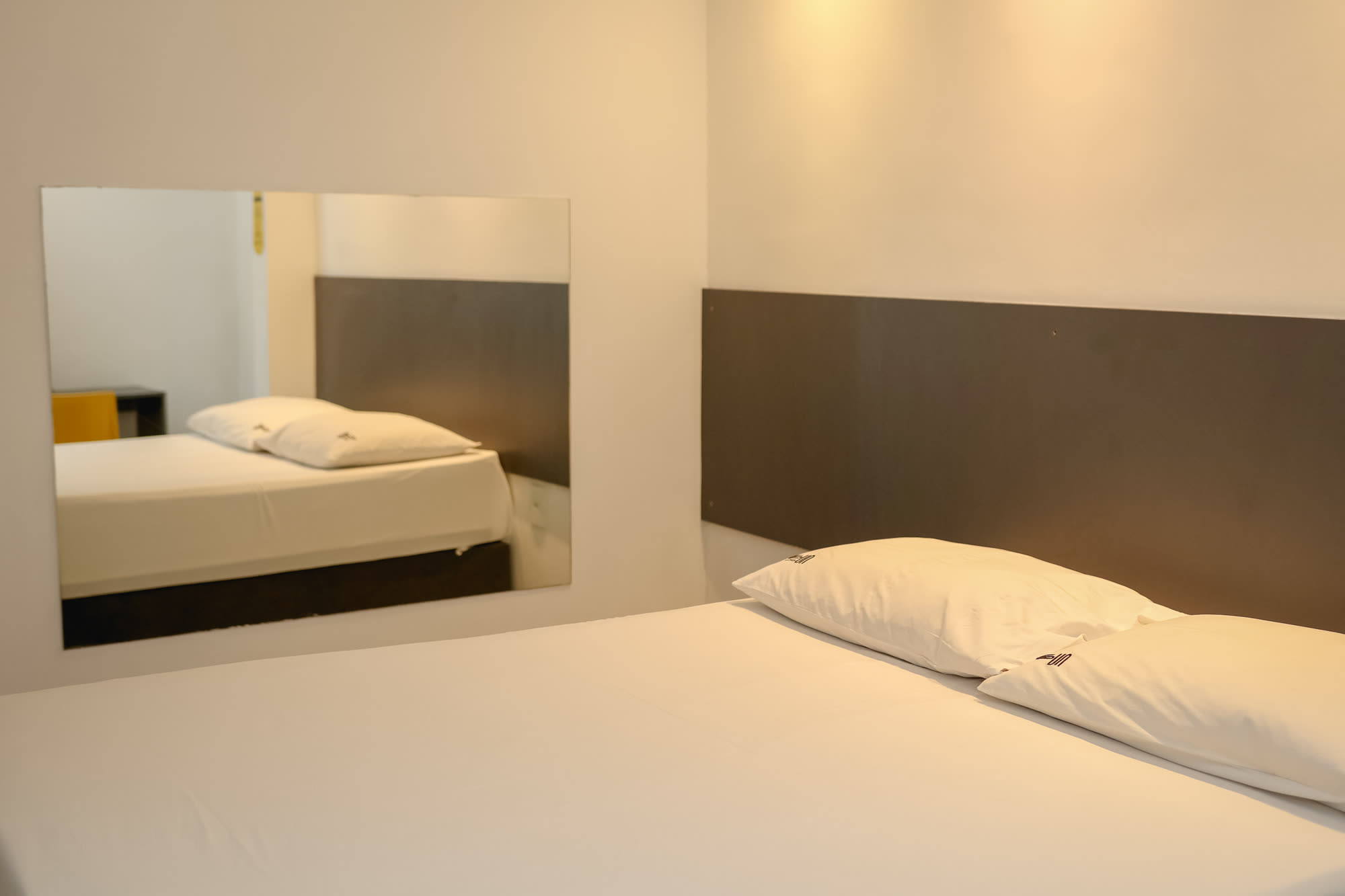 Suíte do Sun Smart Hotel com cama e espelho — Pina, Recife